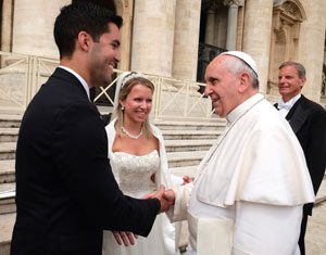 papal-handshake20140509